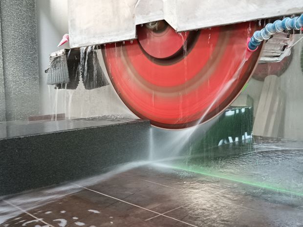 Sägearbeit auf die Form