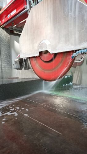 Sägearbeit auf die Form